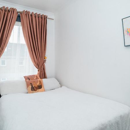 Aberdeen City Centre Flat: 2-Bedroom with Parking Exterior photo